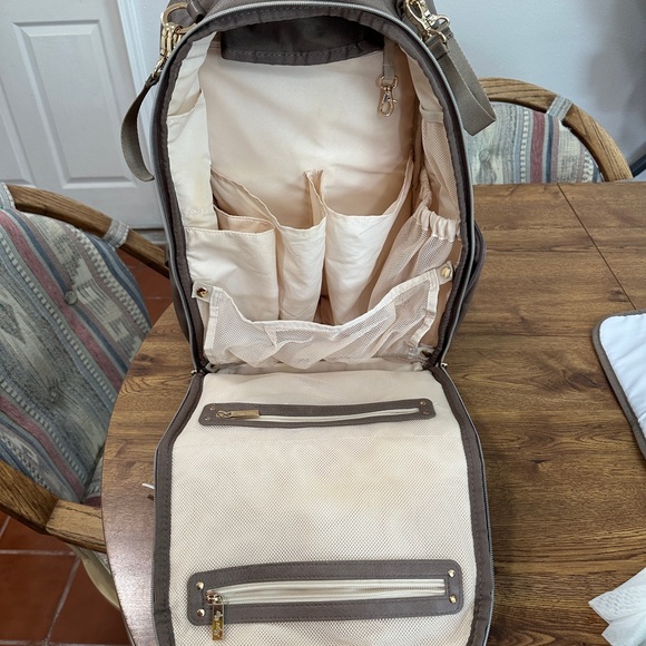 Itzy Ritzy Boss Backpack Diaperbag with large capacity 17 total pockets - Picture 2 of 4